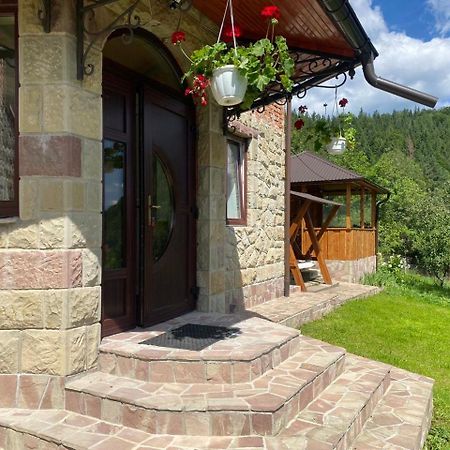 Underhills House Apartamento Yaremche Exterior foto