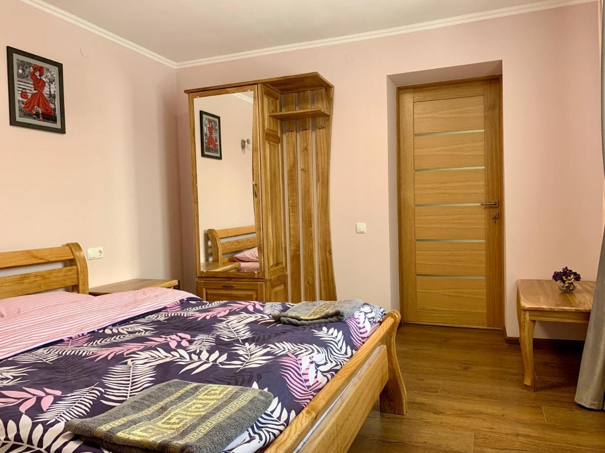 Underhills House Apartamento Yaremche Exterior foto