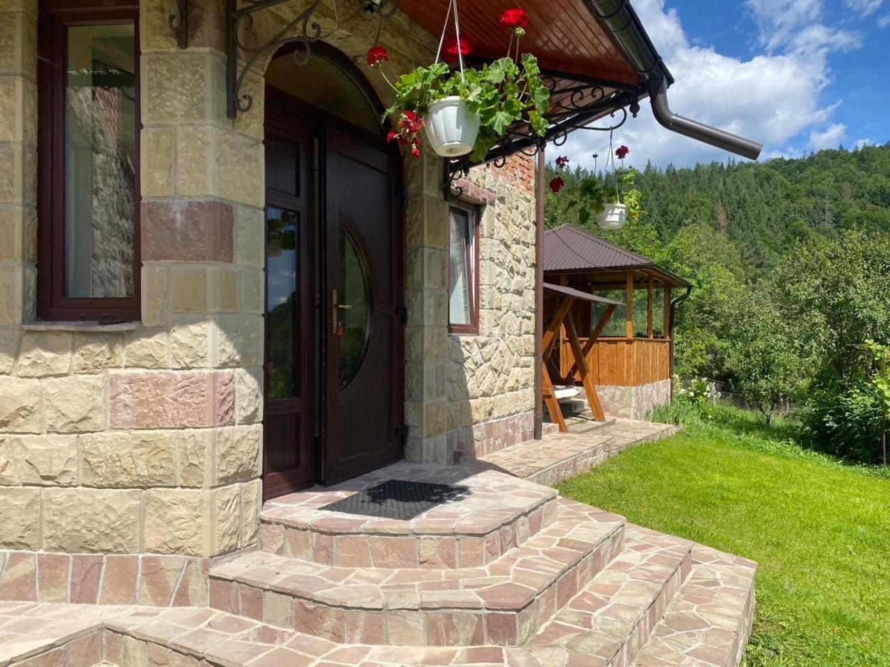 Underhills House Apartamento Yaremche Exterior foto